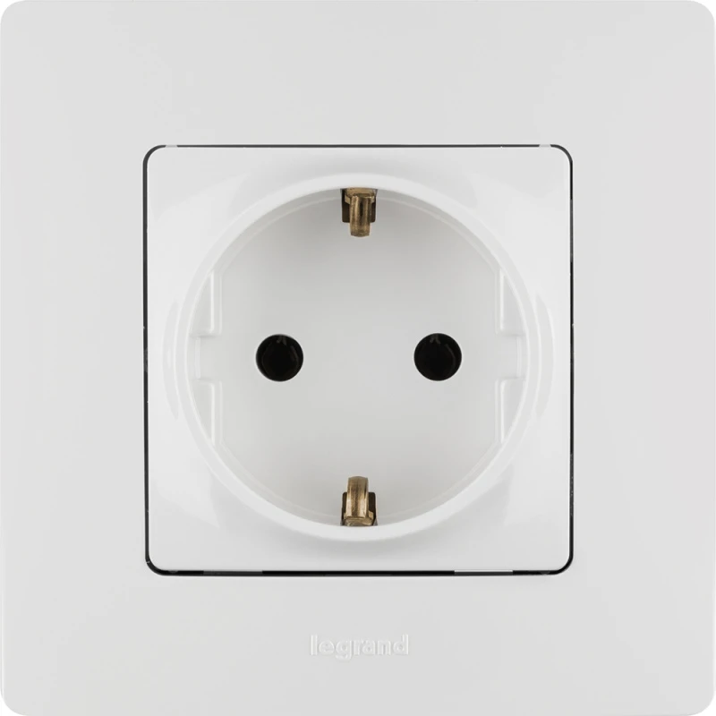ETIKA Розетка с заземлением белая (672221) Legrand